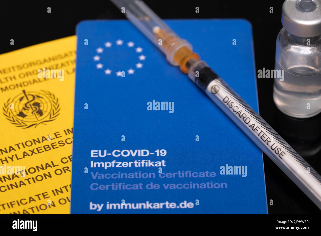 Certificato di vaccinazione internazionale OMS con tessera di vaccinazione europea Foto Stock