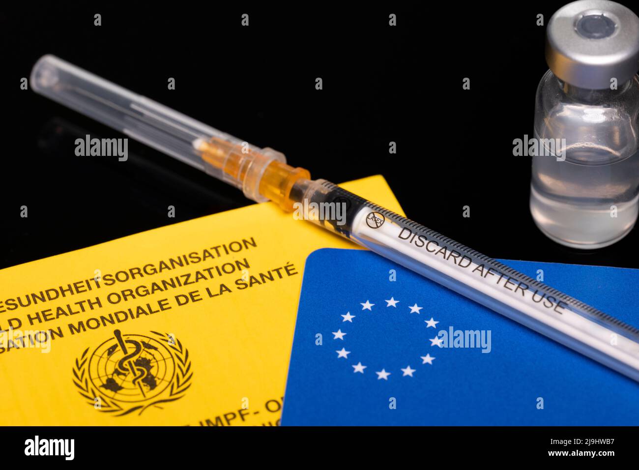 Certificato di vaccinazione internazionale OMS con tessera di vaccinazione europea Foto Stock