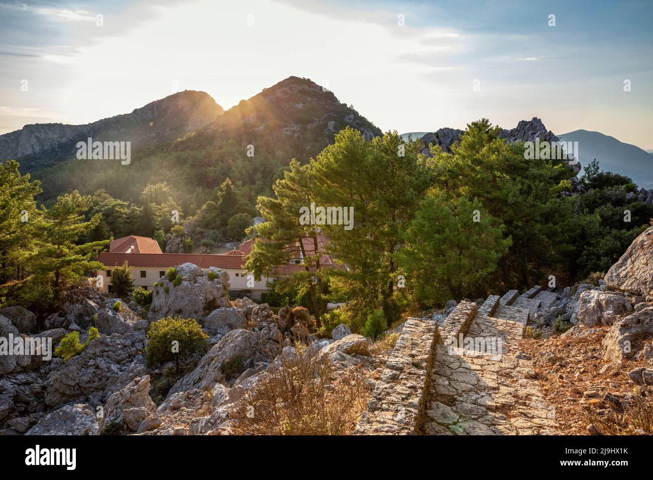 Monastero Santo di Agios Dimitrios al tramonto tra le montagne Foto Stock