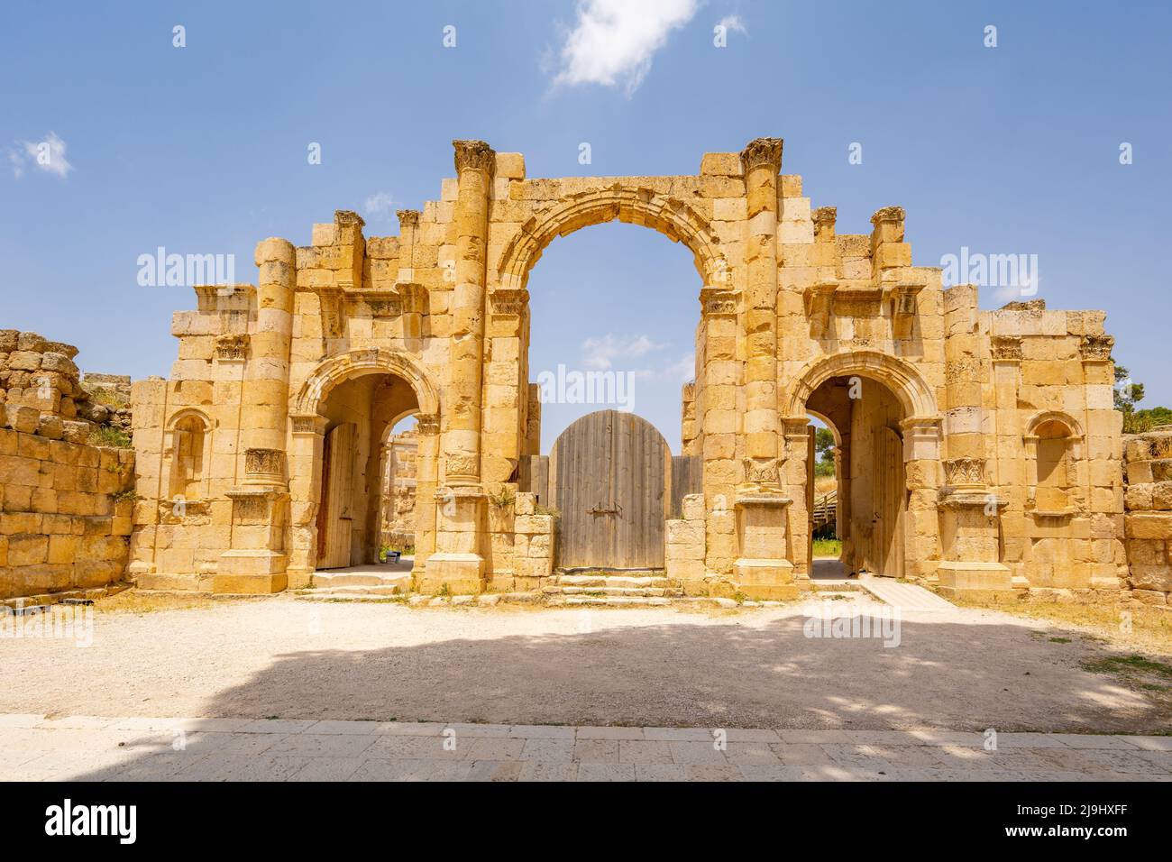 La porta Sud nelle rovine romane di Jerash Jordan Foto Stock