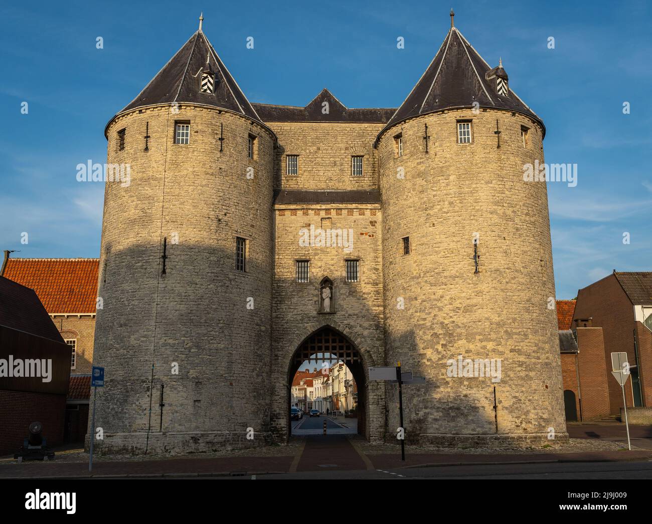 Porta storica della città conosciuta localmente come Gevangenpoort, il monumento più antico della città di Bergen op Zoom, Paesi Bassi Foto Stock