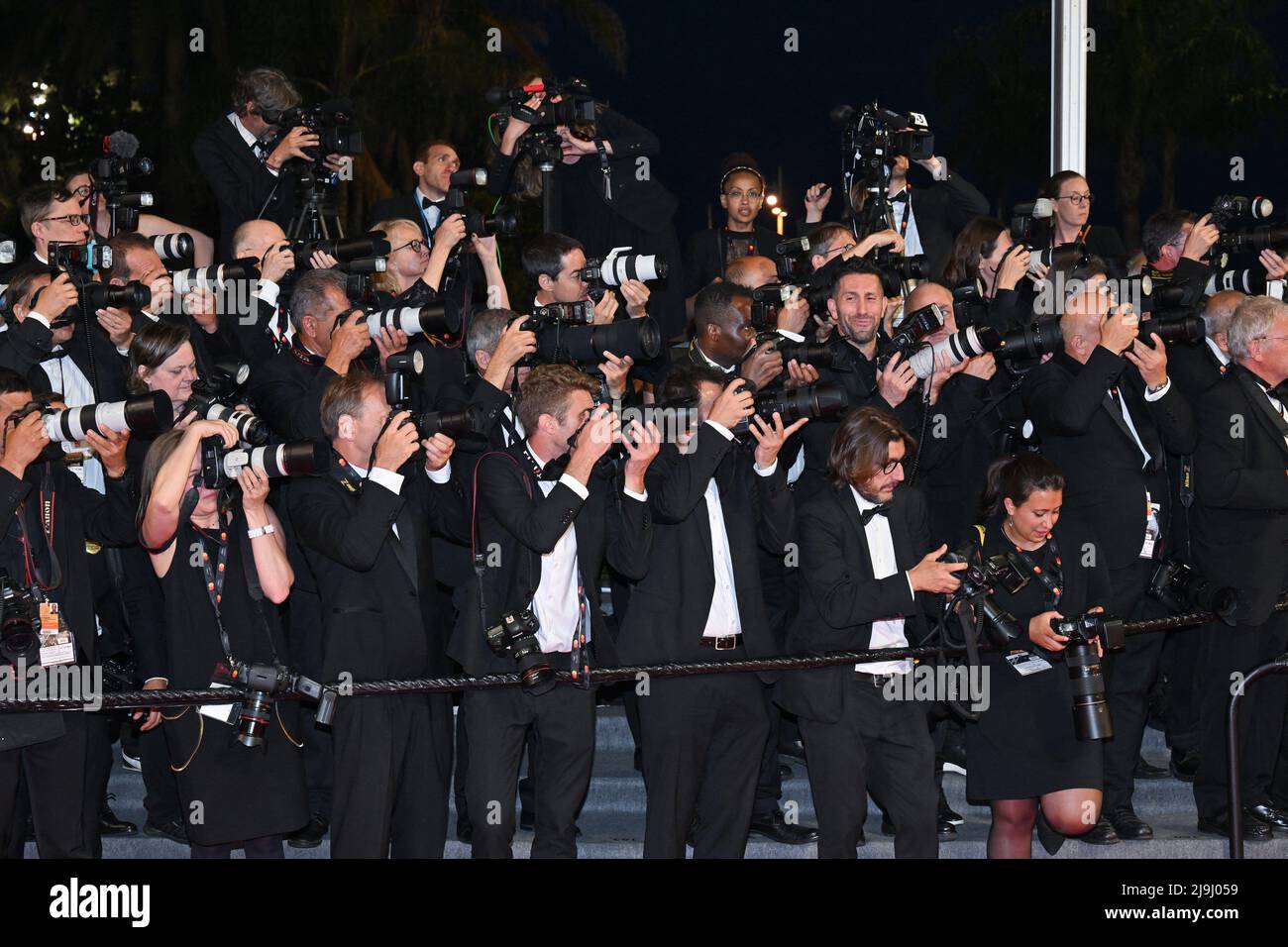 Cannes, Francia 23 maggio 2022. Fotografi che partecipano alla prima dei crimini del cinema del futuro durante il Festival del Cinema di Cannes 75th a Cannes, Francia, il 23 maggio 2022. Foto di Julien Reynaud/APS-Medias/ABACAPRESSS.COM Foto Stock