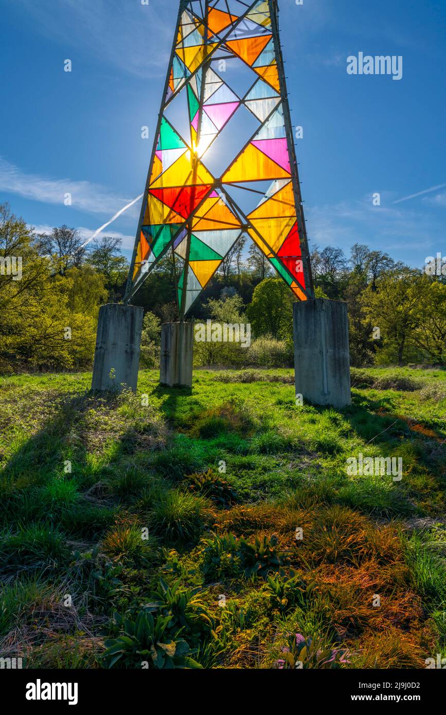 Die Ruhr bei Essen-Steele, Essen-Überruhr, 100KV-Strommast, Kunstwerk Leuchtturm, Teil des Kunstpfad Ruhr, NRW, Deutschland, Foto Stock