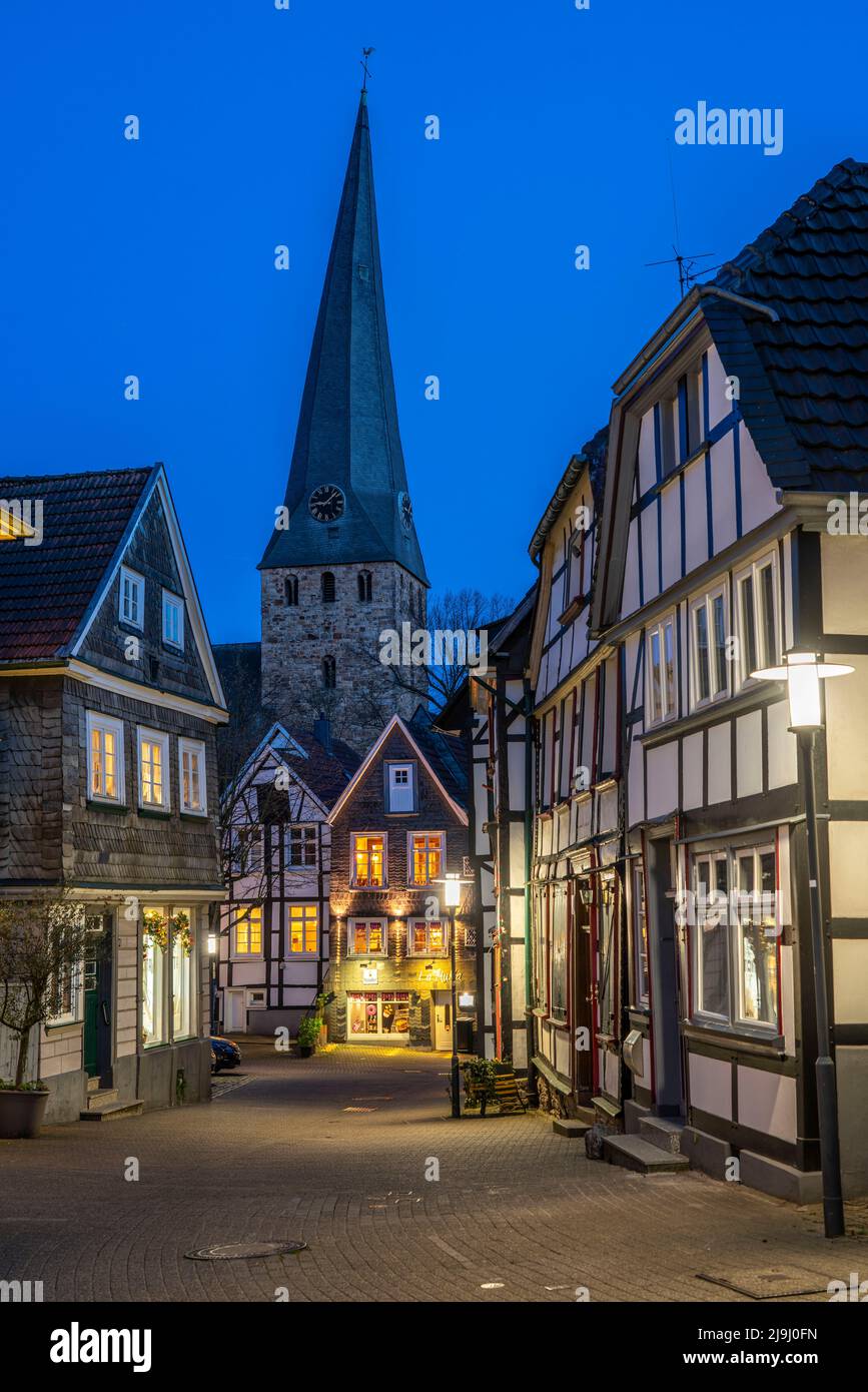 Il centro storico di Hattingen, Johannisstraße, la chiesa di San Giorgio, la torre della chiesa pendente, case a graticcio, NRW, Germania, Foto Stock