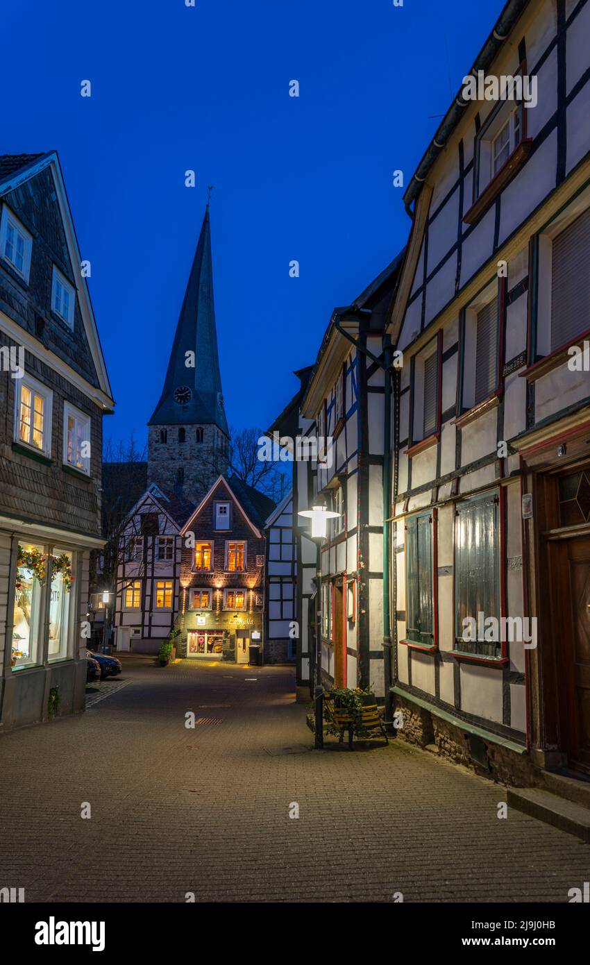 Il centro storico di Hattingen, Johannisstraße, la chiesa di San Giorgio, la torre della chiesa pendente, case a graticcio, NRW, Germania, Foto Stock