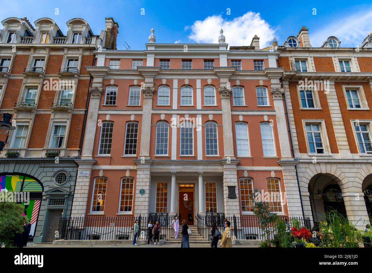 Londra, Inghilterra - 13 maggio 2022: Facciata del negozio più glossier nel più antico edificio di Covent Garden su King Street Foto Stock