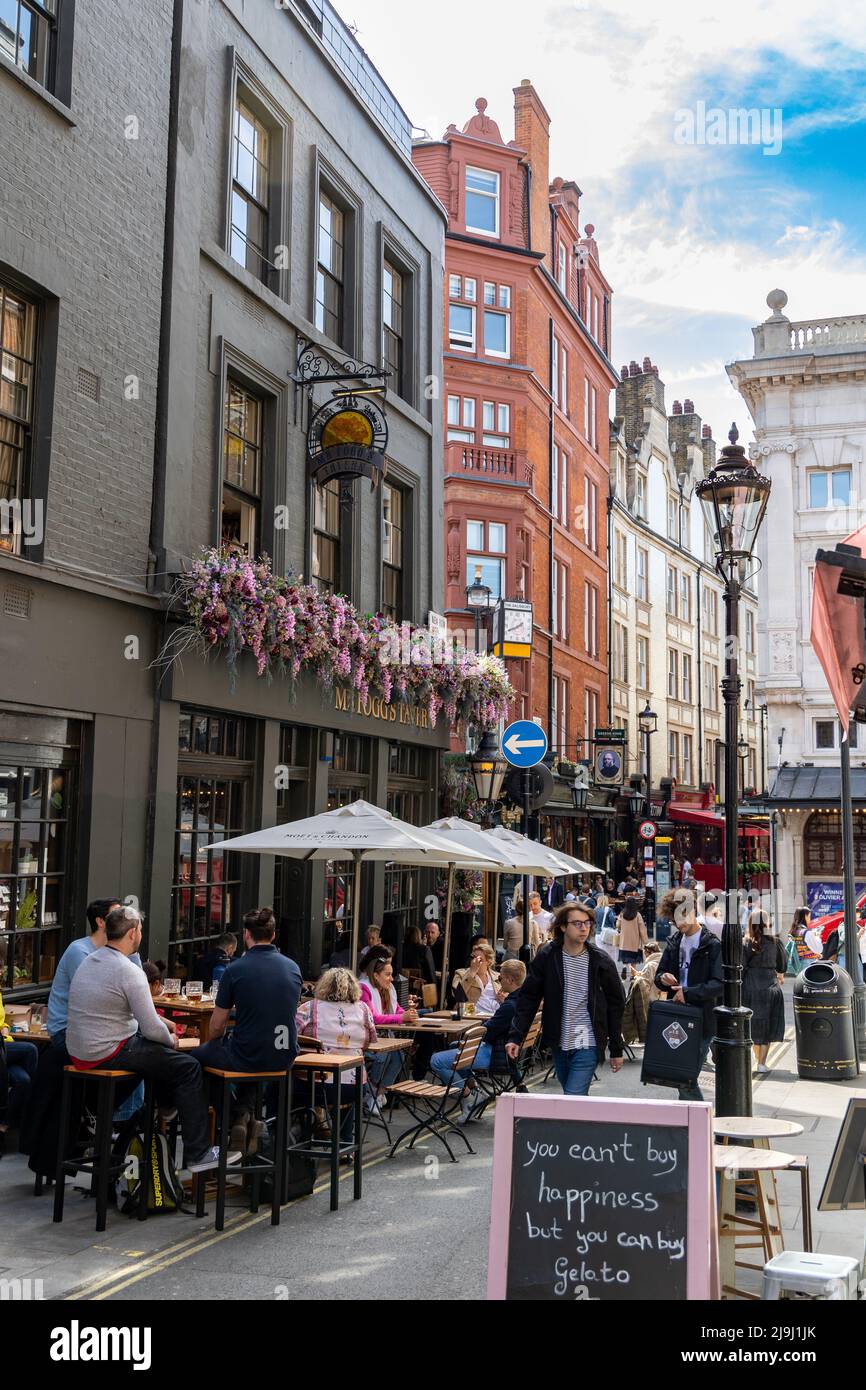 Londra, Inghilterra - 13 maggio 2022: Strada trafficata nel distretto di Covent Garden in una giornata di sole Foto Stock
