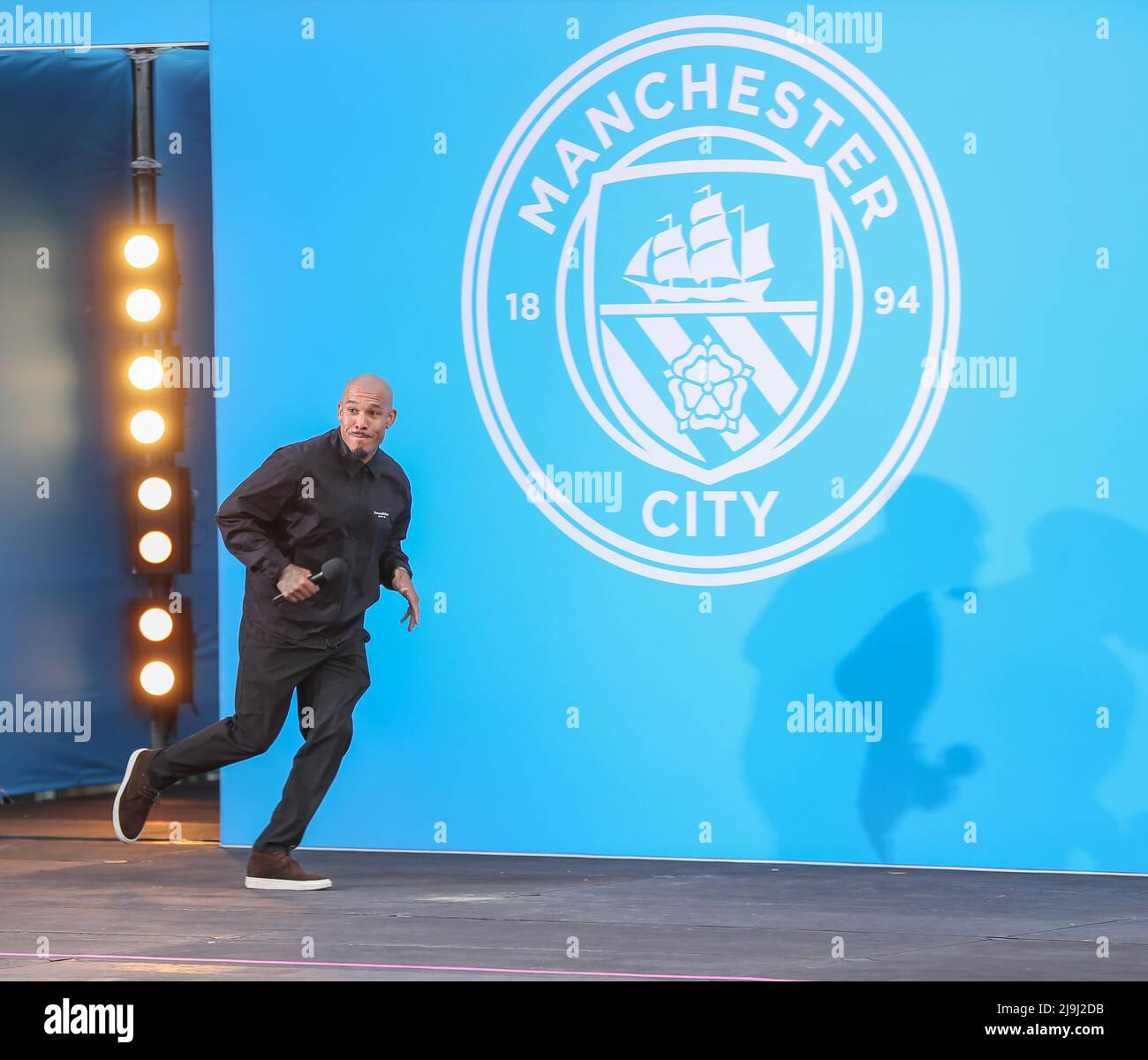 Manchester, Regno Unito. 23rd maggio 2022 l'ex giocatore di Manchester City Nigel De Jong sul palco mentre festeggiano la vittoria del 2021-2022 con un autobus open top attraverso il centro di manchester Credit: Sharon Dobson/Alamy Live News Foto Stock