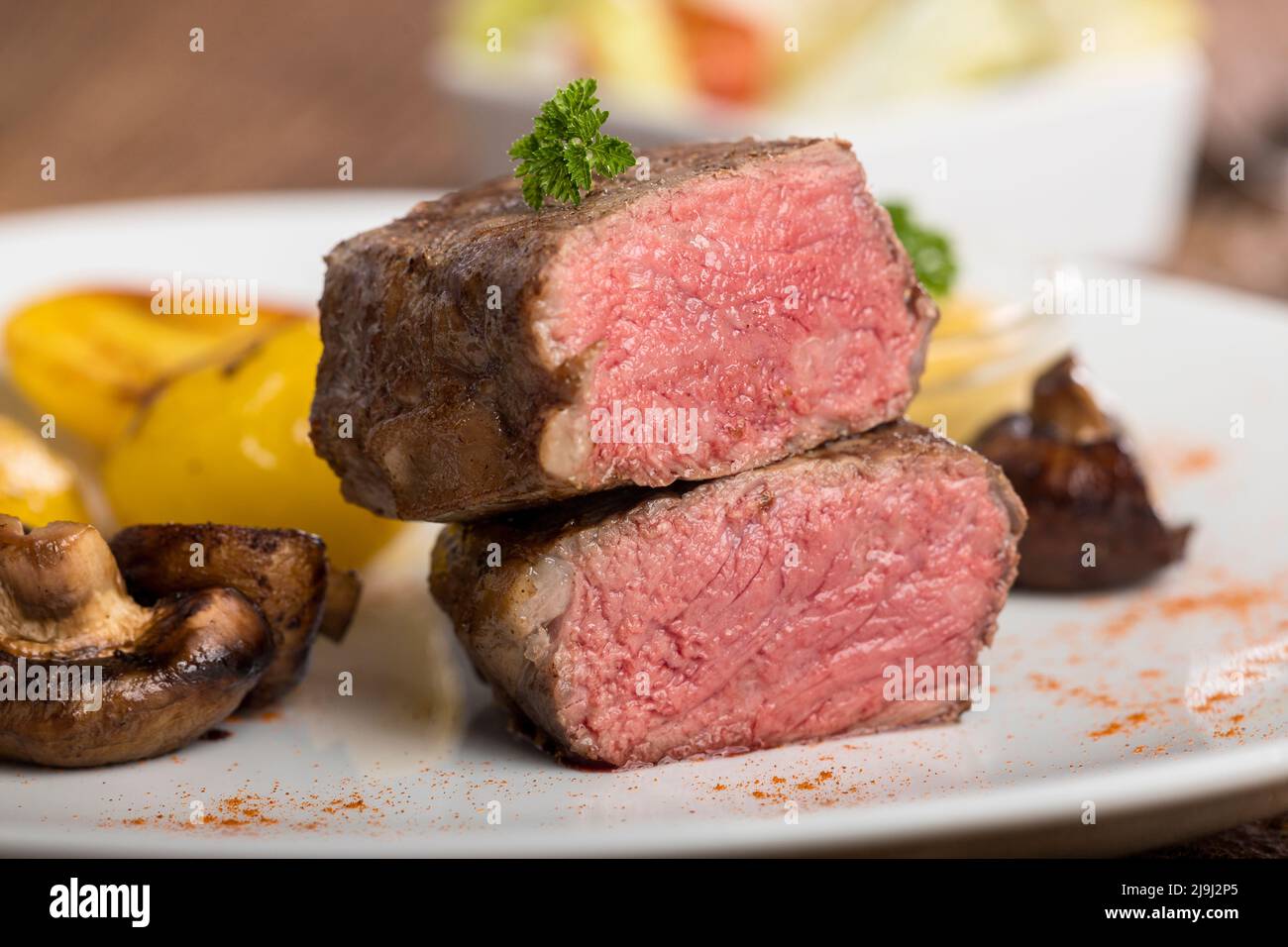 fette di una bistecca alla griglia su un piatto Foto Stock