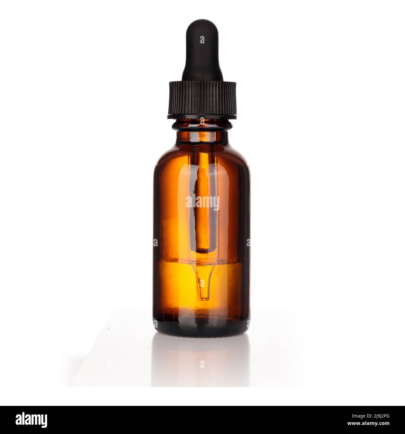 Flacone di vetro ambrato per medicinali con contagocce isolato su bianco. Mockup isolato su bianco. Foto Stock