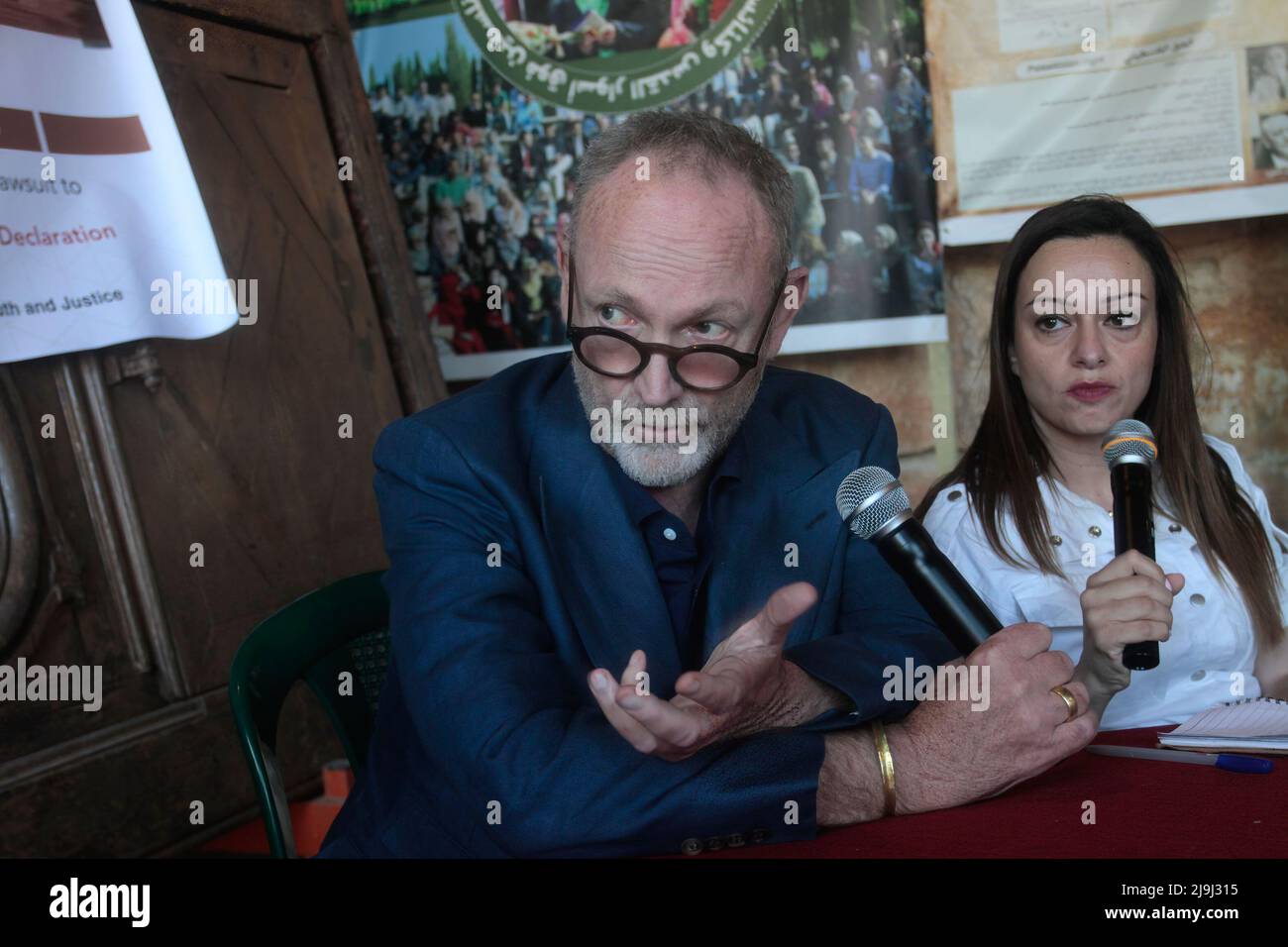 Nablus, Palestina. 12th maggio 2022. L'avvocato britannico ben Emerson partecipa alla conferenza stampa presso la casa palestinese dopo che l'imprenditore palestinese Munib al-Masry ha presentato un ricorso contro il governo britannico in merito alla Dichiarazione Balfour, nella città di Nablus in Cisgiordania. Balfour è una dichiarazione pubblica rilasciata dal governo britannico durante la prima guerra mondiale che dichiara il sostegno alla creazione di una "casa nazionale per il popolo ebraico" in Palestina. Credit: SOPA Images Limited/Alamy Live News Foto Stock