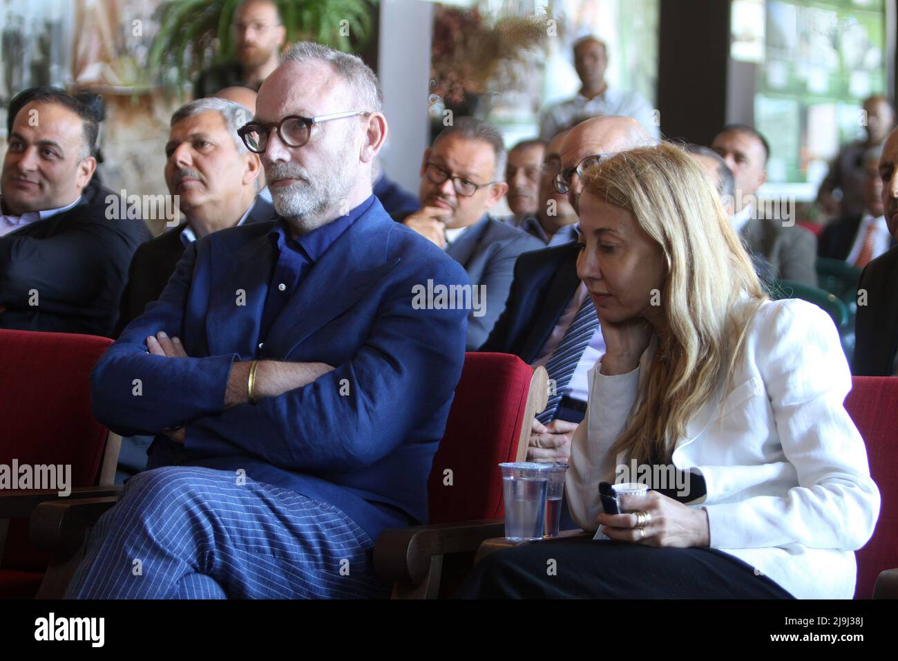 Nablus, Palestina. 12th maggio 2022. Gli avvocati britannici ben Emerson e Lyda Favli partecipano alla conferenza stampa presso la casa palestinese dopo che l'imprenditore palestinese Munib al-Masri ha presentato un ricorso contro il governo britannico per quanto riguarda la Dichiarazione Balfour, nella città di Nablus in Cisgiordania. Balfour è una dichiarazione pubblica rilasciata dal governo britannico durante la prima guerra mondiale che dichiara il sostegno alla creazione di una "casa nazionale per il popolo ebraico" in Palestina. (Foto di Nasser Ishtayeh/SOPA Images/Sipa USA) Credit: Sipa USA/Alamy Live News Foto Stock