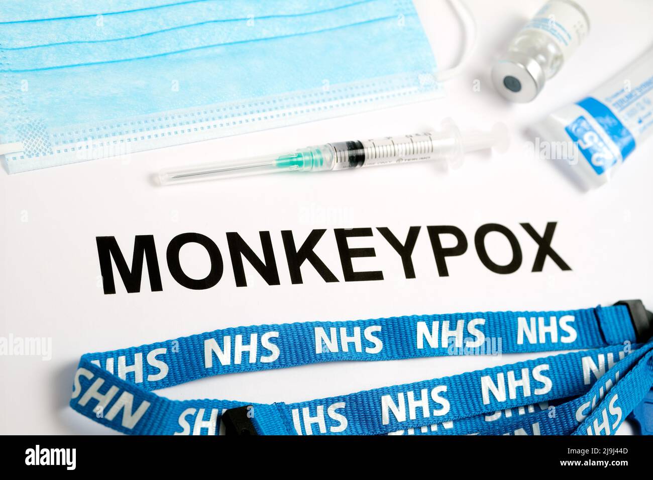 Nome dell'infezione DA MONKEYPOX visto stampato su carta con siringa e cordino NHS accanto ad essa. Concetto. Stafford, Regno Unito, 23 maggio 2022. Foto Stock