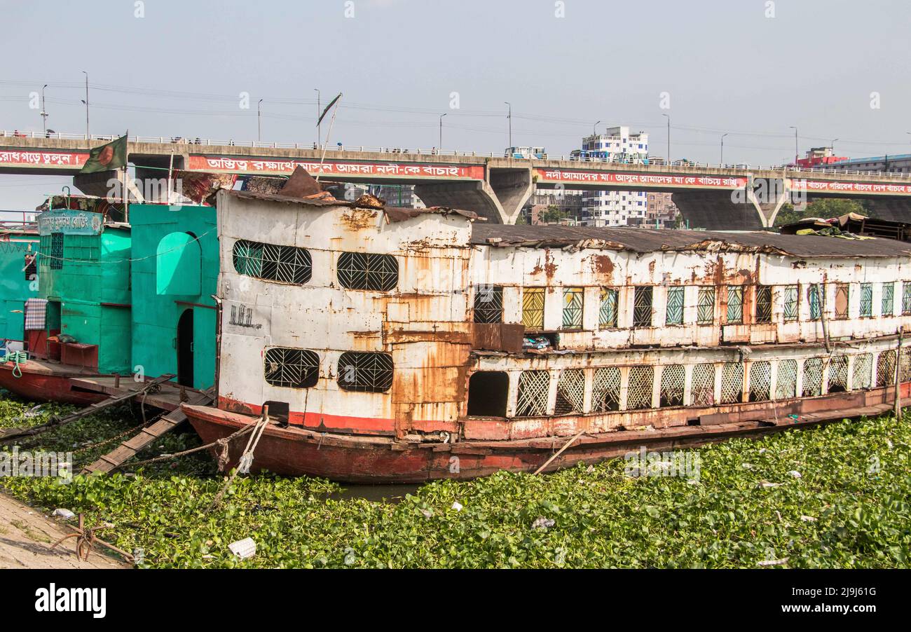 Bangladesh. 22nd maggio 2022. La casa di riposo galleggiante meno a buon mercato al mondo in riva al fiume Burigongga. È possibile affittare una camera per soli 05-10 centesimi (BD 50-100taka. (Credit Image: © Md. Noor Hossain/Pacific Press via ZUMA Press Wire) Foto Stock