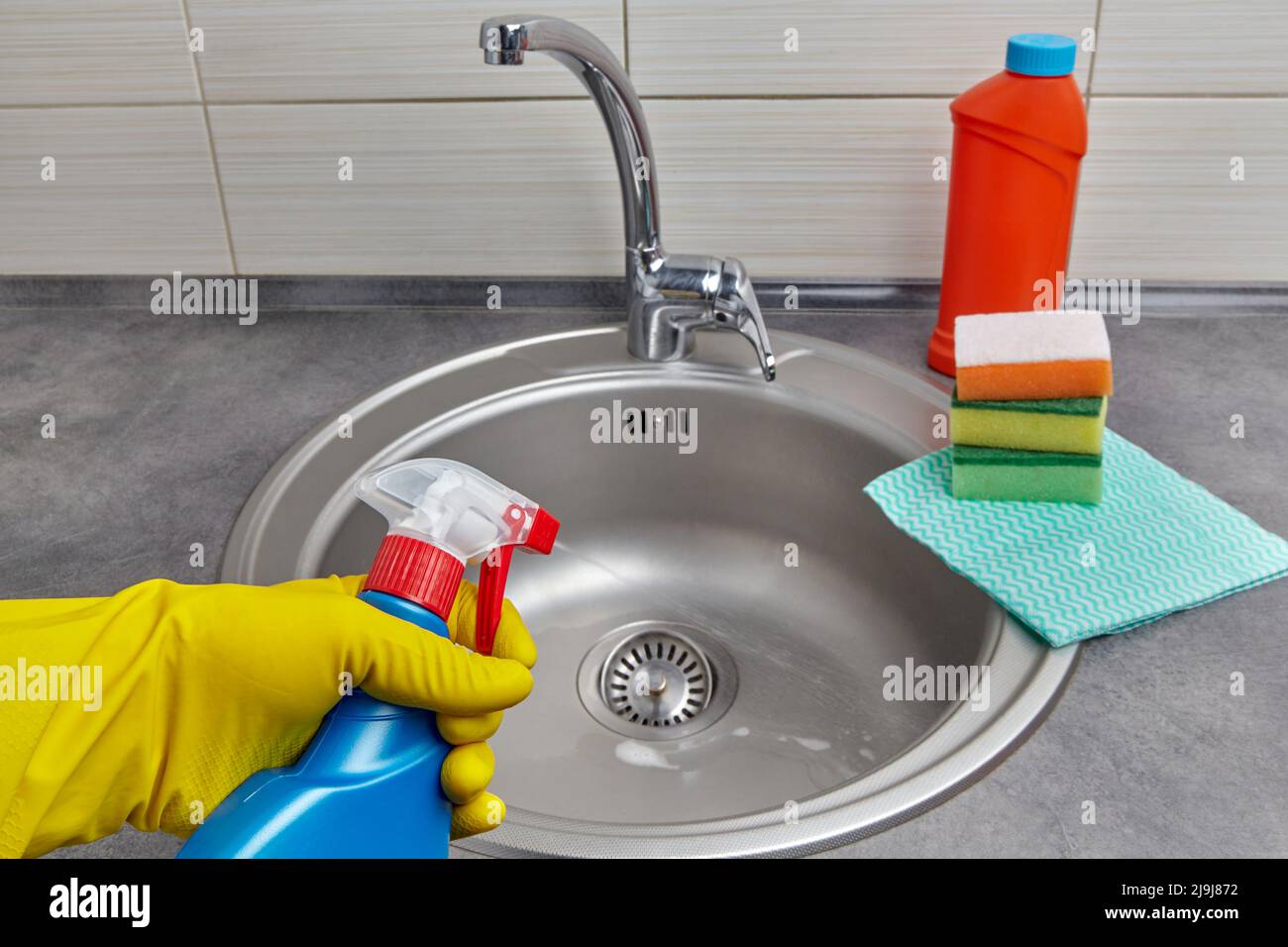 Detersivo, spugne e tovaglioli per pulizia idraulica Foto Stock