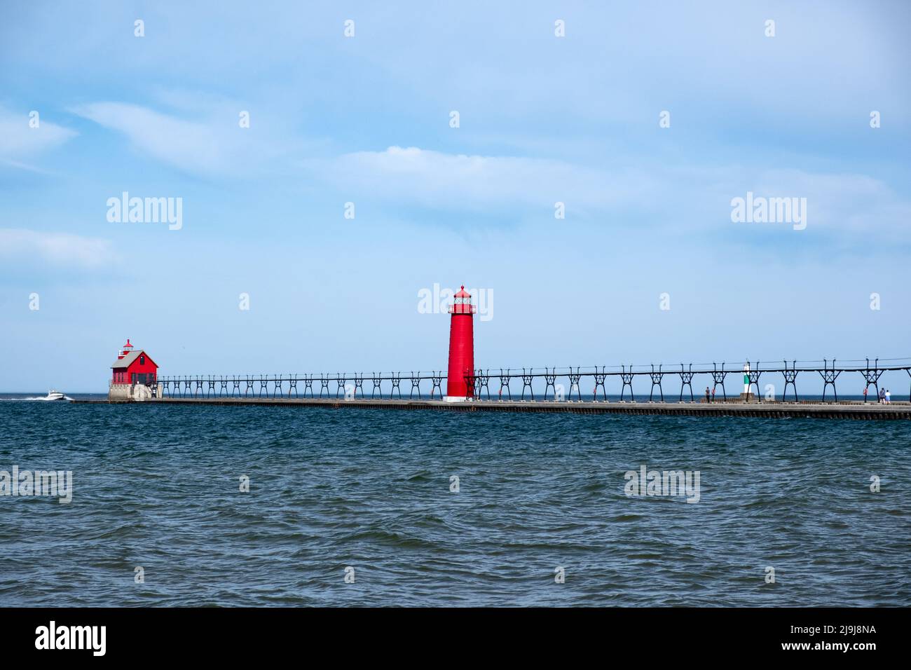 Paesaggio del faro di Grand Haven, molo, e passerella, lago Michigan, Michigan, USA Foto Stock