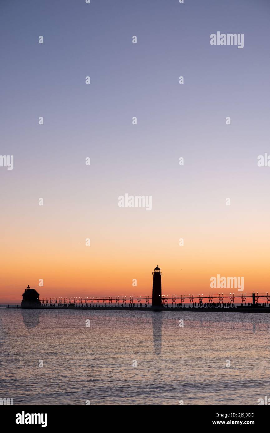 Tramonto a Grand Haven, Michigan, faro e molo sul lago Michigan Foto Stock