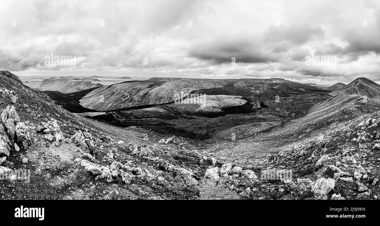 Geldingadalir, il vulcano più giovane d'Islanda, ha smesso di masticare solo pochi mesi fa. La lava è nera ma si può ancora sentire il calore Foto Stock