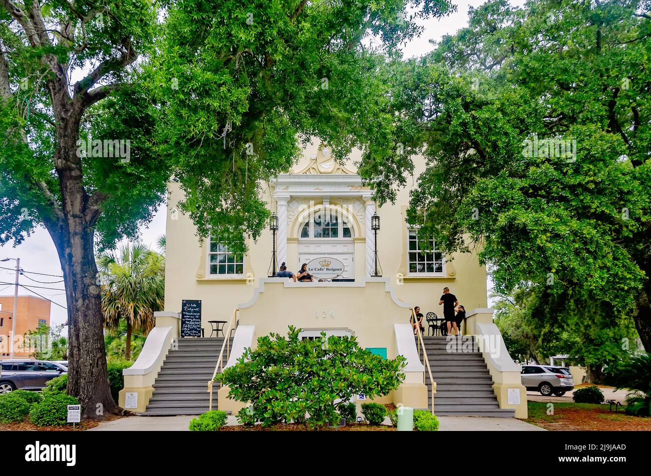Le persone si riuniscono all'esterno del le Cafe Beignet, situato nella Old Biloxi Public Library, 22 maggio 2022, a Biloxi, Mississippi. Foto Stock