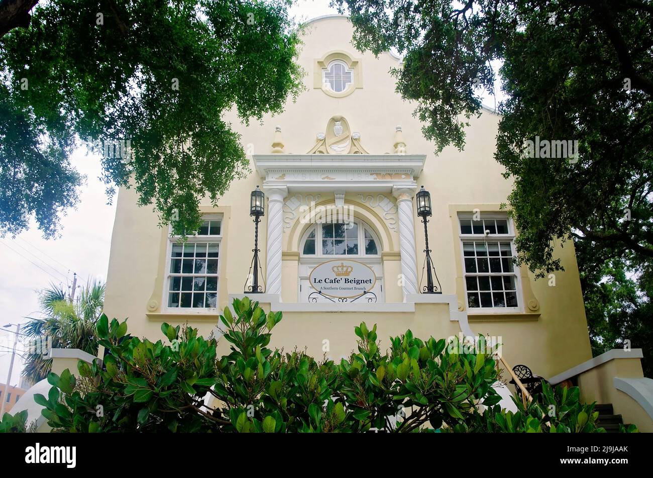 Le Cafe Beignet, situato nella vecchia biblioteca pubblica di Biloxi, è illustrato, 22 maggio 2022, a Biloxi, Mississippi. La Biblioteca pubblica di Biloxi è stata costruita nel 1925. Foto Stock