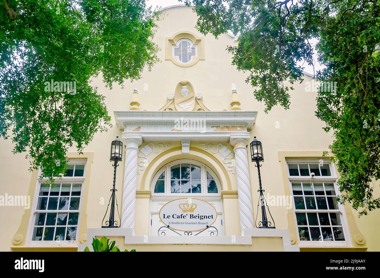 Le Cafe Beignet, situato nella vecchia biblioteca pubblica di Biloxi, è illustrato, 22 maggio 2022, a Biloxi, Mississippi. La Biblioteca pubblica di Biloxi è stata costruita nel 1925. Foto Stock