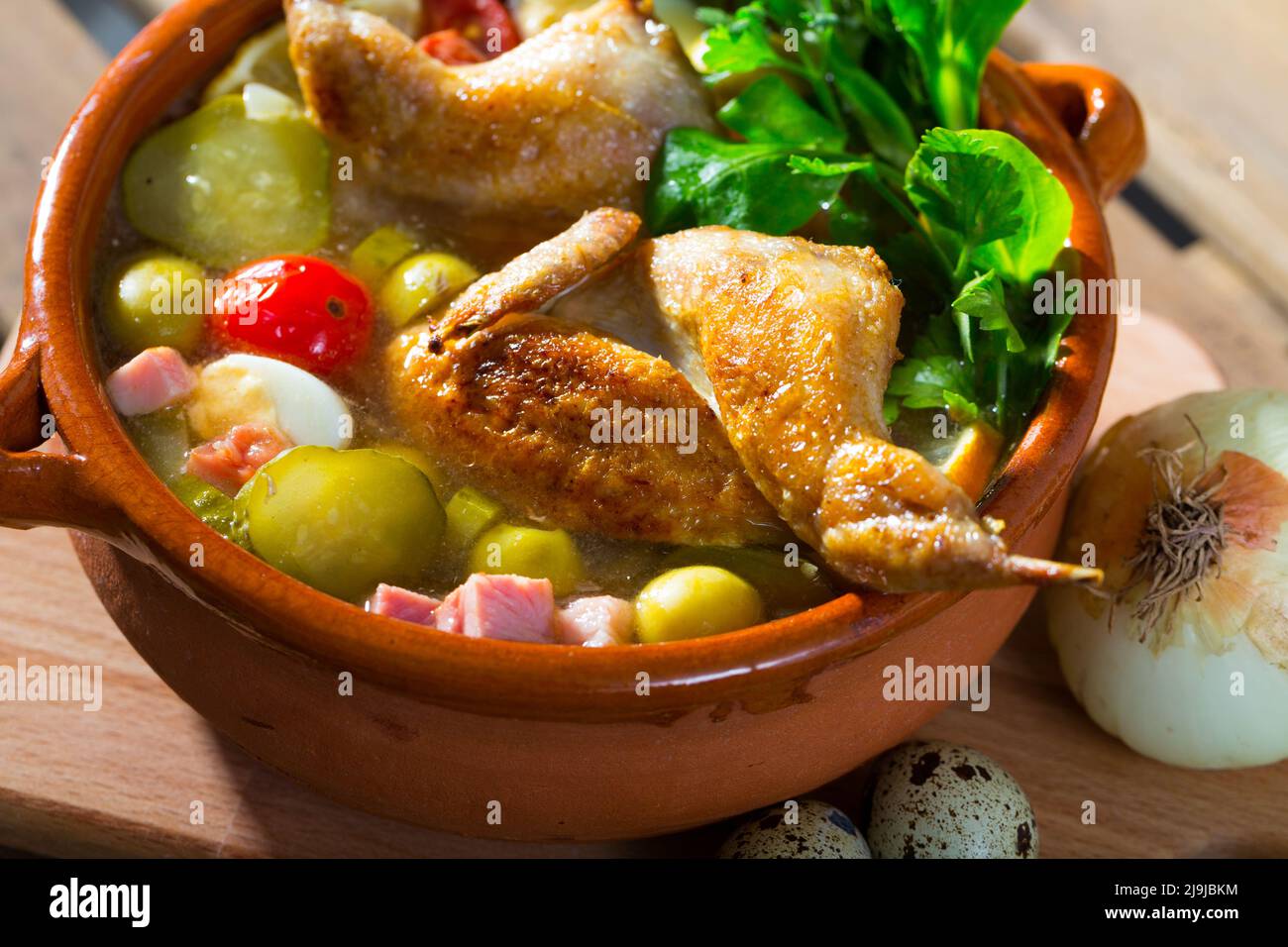 Solyanka con quaglie, prosciutto, olive Foto Stock