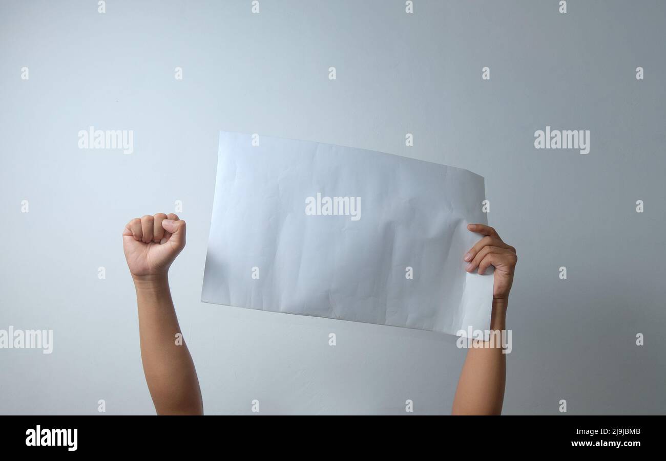 mano protettrice che tiene la carta nell'aria Foto Stock