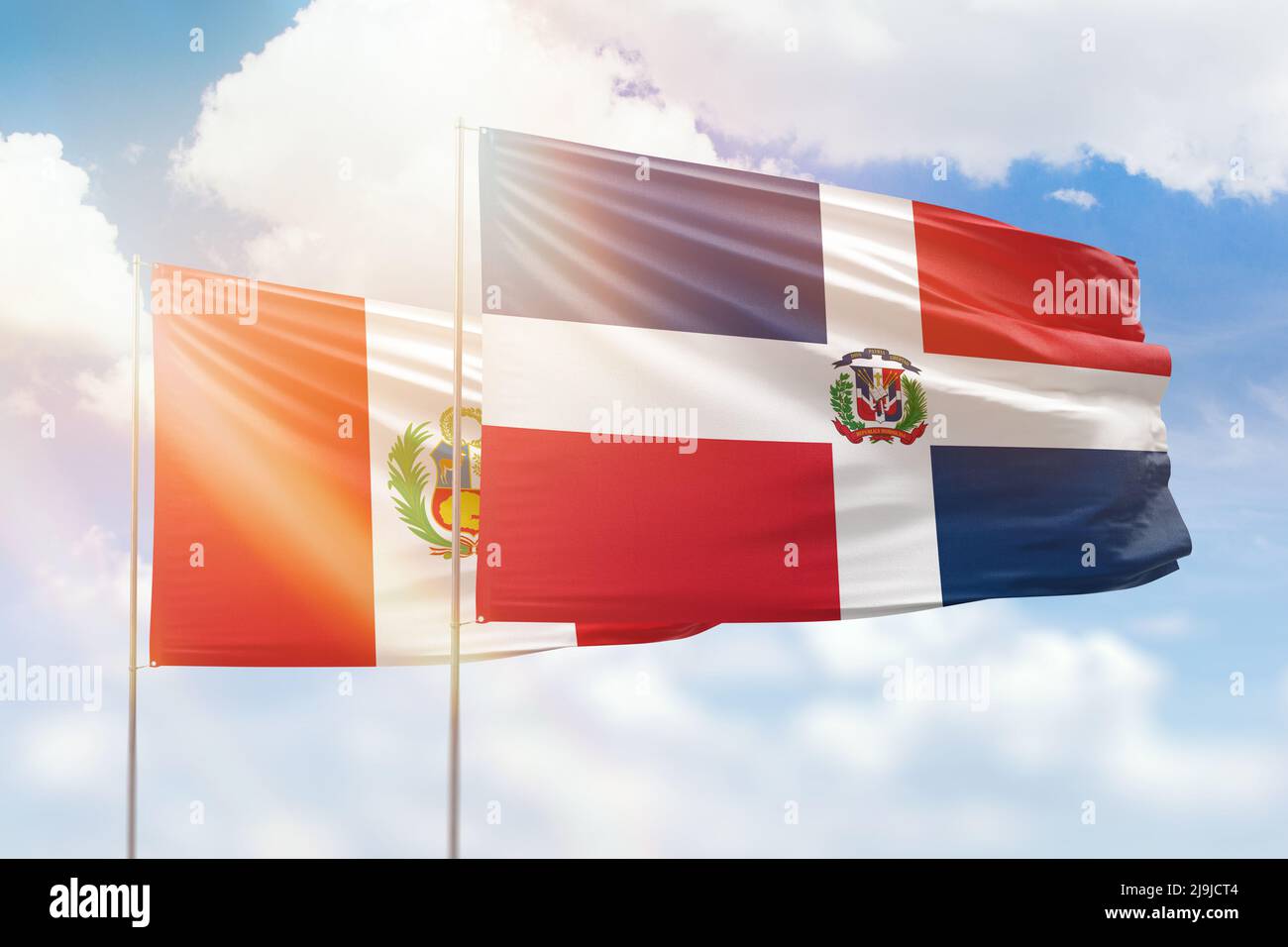 Cielo azzurro soleggiato e bandiere della repubblica dominicana e del perù Foto Stock