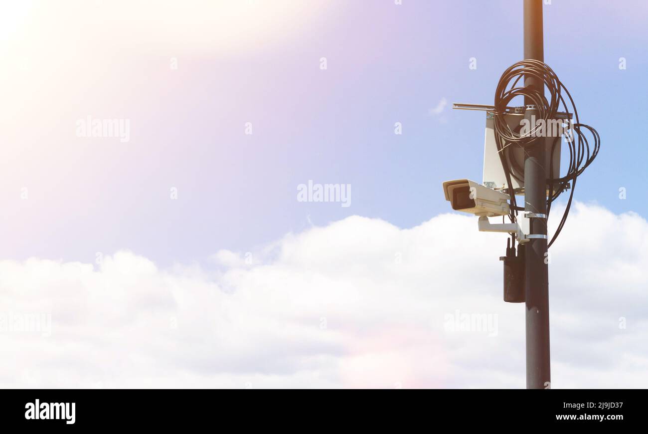 Telecamera di sorveglianza. Monitoraggio di una persona. Ricerca e ricerca. Macchina fotografica per strada. Protezione dell'oggetto sul territorio. Foto Stock
