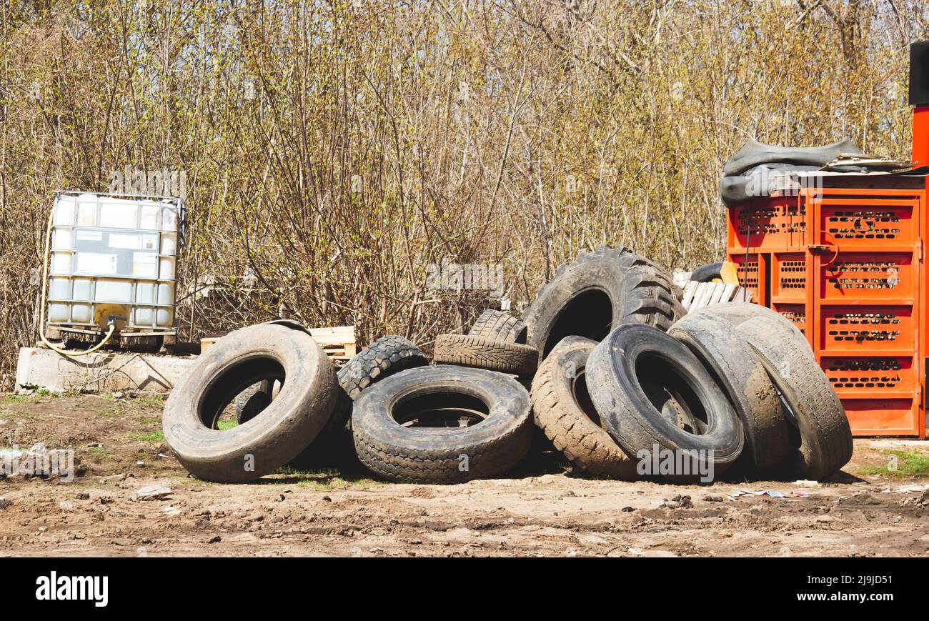 Sostituzione degli pneumatici dell'auto. Vecchi pneumatici in gomma nei  rifiuti. Scarico auto. Rifiuti per il riciclaggio Foto stock - Alamy