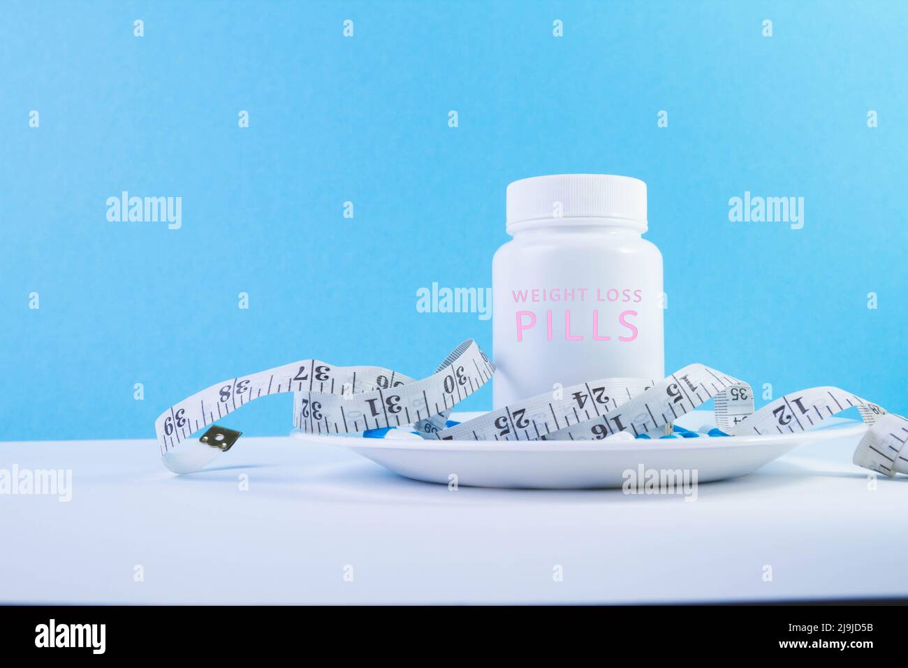 Pillole di perdita di peso. Trattamento dell'obesità. Problemi di sovrappeso. Integratore alimentare biologicamente attivo. Foto Stock