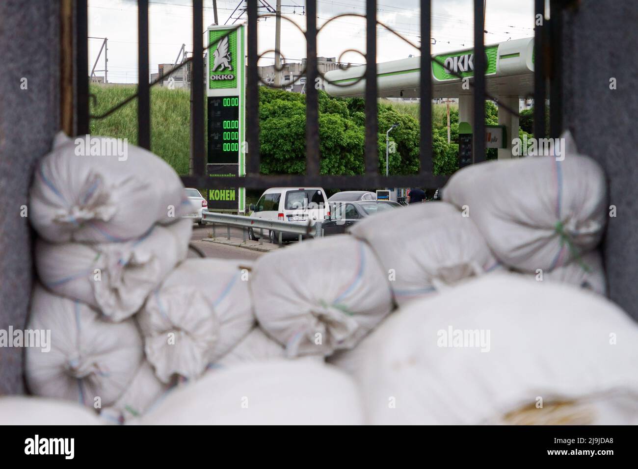 Lviv, Ucraina. 22nd maggio 2022. Mentre l'Ucraina sperimenta una carenza di benzina e diesel, una stazione di rifornimento vuota al di fuori di un'area militare di addestramento fortificata mostra '00,00' sul pannello indicatore di prezzo. Credit: SOPA Images Limited/Alamy Live News Foto Stock