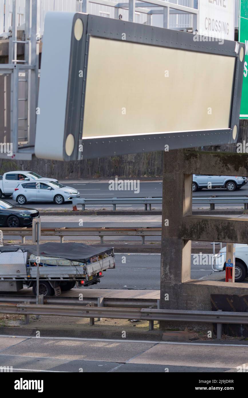 Una grande bacheca per messaggi sul traffico digitale con uno schermo vuoto sopra una superstrada a Sydney, nuovo Galles del Sud, Australia Foto Stock