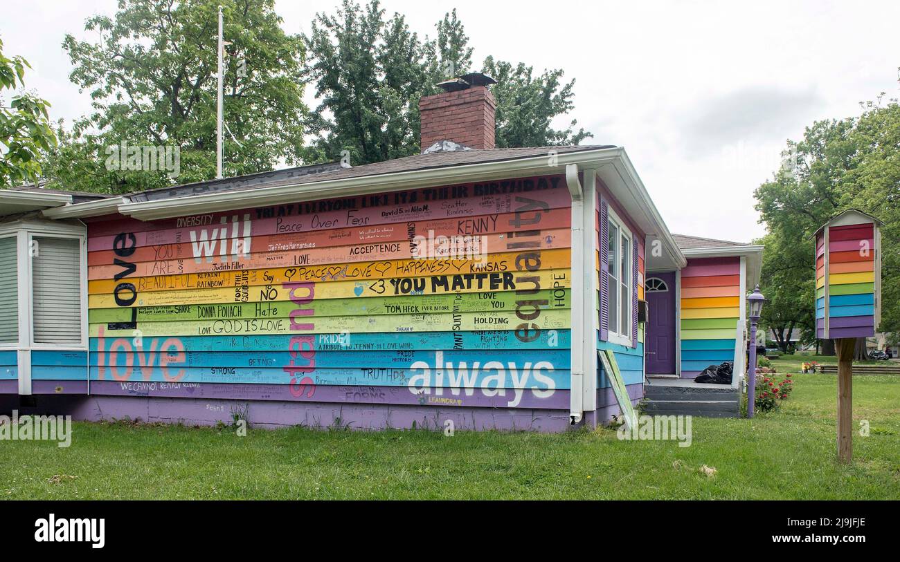 Topeka, Kansas, Stati Uniti. 23rd maggio 2022. Equality House, dipinta nei colori della bandiera Pride, si trova proprio di fronte alla cresta della Westboro Baptist Church, un gruppo di odio noto per aver puntato il suo invettivo contro gay, musulmani, ebrei, atei e altri bersagli a funerali militari ed eventi pubblici.(Credit Image: © Brian Cahn/ZUMA Press Wire) Foto Stock