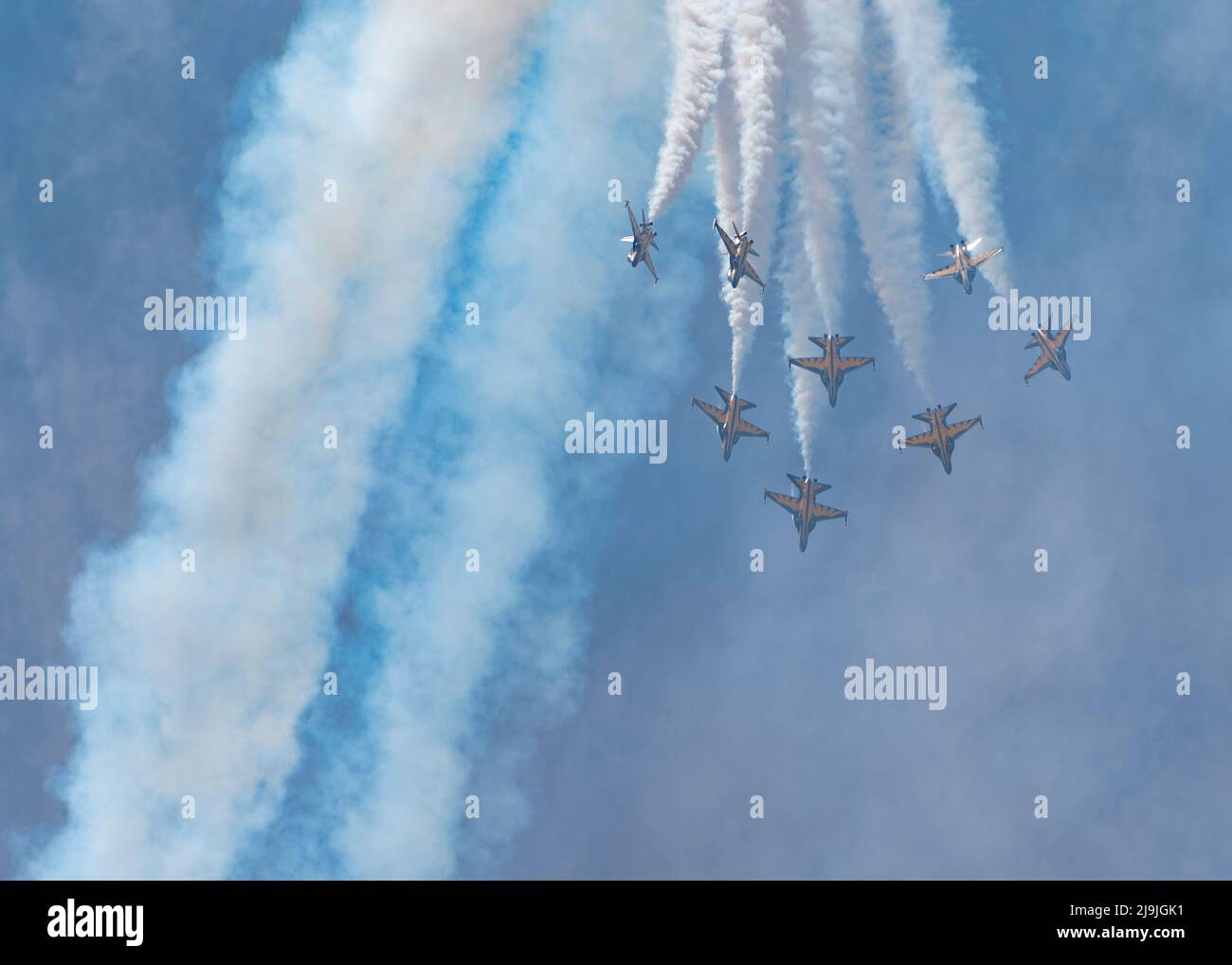 Il gruppo di dimostrazione aerea della Repubblica di Corea 53rd, meglio conosciuto come le aquile nere, effettua una manovra aerea alla base aerea di Kunsan, Repubblica di Corea, 13 maggio 2022. Le Black Eagles sono basate su Wonju, provincia di Gangwon, R.O.K., ma si esibiscono in varie località durante le cerimonie nazionali. Questa è stata la seconda volta che le Black Eagles hanno suonato per la popolazione della base aerea di Kunsan. (STATI UNITI Foto Air Force di Senior Airman Akeem K. Campbell) Foto Stock