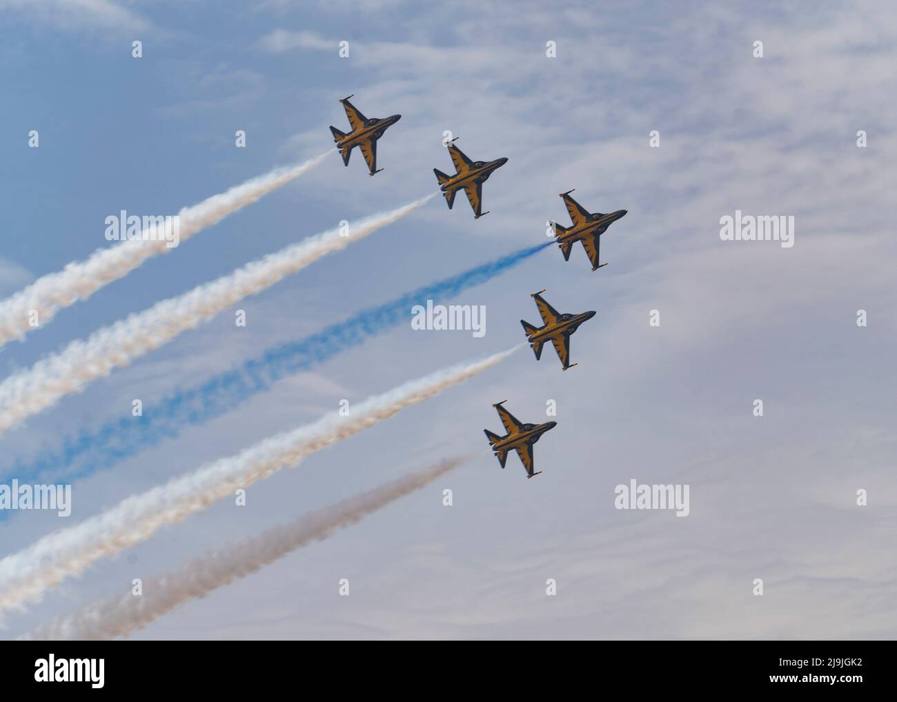 La Repubblica di Corea 53rd Air Demonstration Group, meglio conosciuta come Black Eagles, effettua una manovra aerea alla Kunsan Air base, Repubblica di Corea, 13 maggio 2022. I piloti Black Eagles gestiscono la T-50s mentre sperimentano fino a 5 G durante le dimostrazioni, ma possono essere soggetti a 9 G durante una tecnica chiamata “massima manovra”. (STATI UNITI Foto Air Force di Senior Airman Akeem K. Campbell) Foto Stock