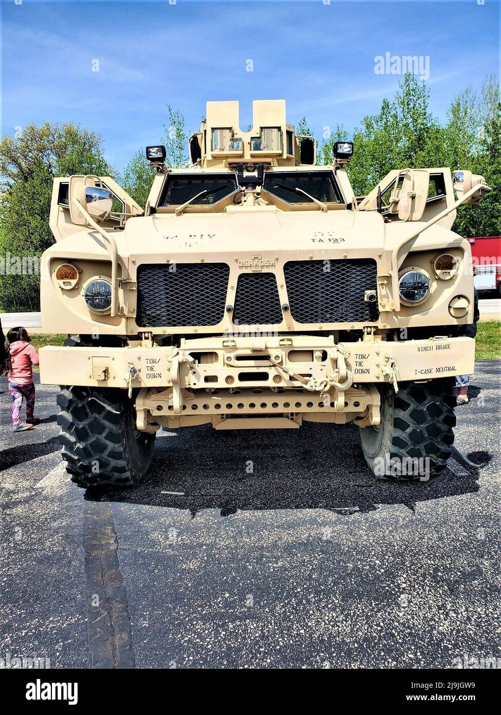 Un bambino guarda ad un veicolo militare durante la Fort McCoy Armed Forces Day Open House del 2022 il 21 maggio 2022, a Fort McCoy, Wisconsin, quasi 2.000 persone hanno partecipato alla casa aperta. Le attività della giornata sono state centrate sulla Commemorative Area di Fort McCoy, che ospita il History Center; cinque edifici della seconda Guerra Mondiale pieni di attrezzature storiche e mostre, il Outdoor Equipment Park e il Veterans Memorial Plaza. I visitatori sono stati trattati anche a temperature più fresche e in parte cieli soleggiati. L'evento ha anche avuto visite guidate di installazione in autobus, una stazione di riempimento di sacchi di sabbia, tag ID personalizzati, camouflage f Foto Stock
