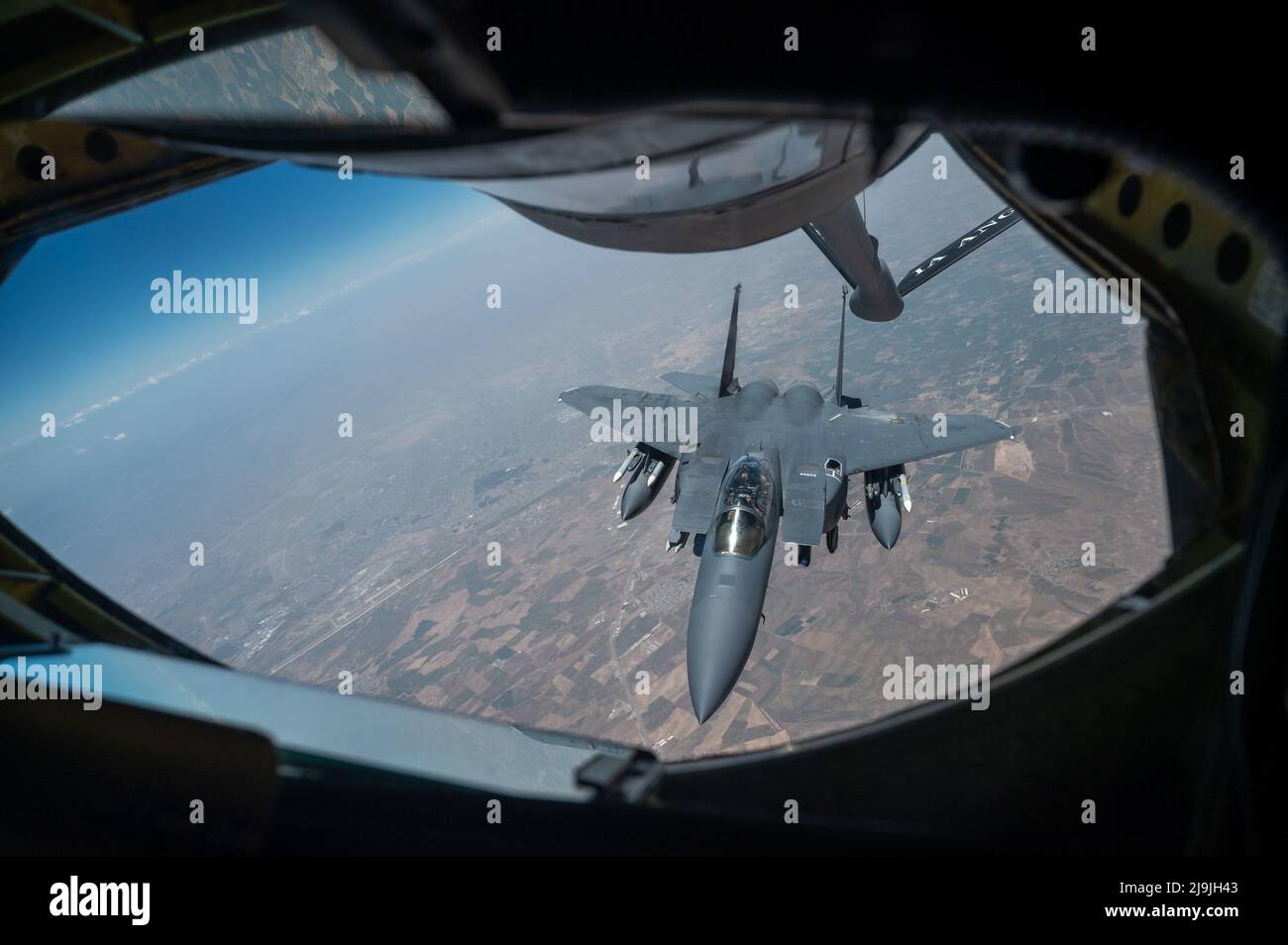 Una US Air Force F-15E Strike Eagle, assegnata al 355th Expeditionary Fighter Squadron, conduce le operazioni di rifornimento aereo con un KC-135 Stratotanker, assegnato al 50th Expeditionary Air Refeling Squadron, nell'area di responsabilità Centrale delle forze aeree degli Stati Uniti, 5 maggio 2022. L'EFS 355th, implementato con Ninth Air Force, fornisce airpower e dimostra l'impegno degli Stati Uniti a deterrenza e stabilità nell'area di responsabilità del comando centrale degli Stati Uniti. (STATI UNITI Air Force foto di staff Sgt. Charles T. Fultz) Foto Stock