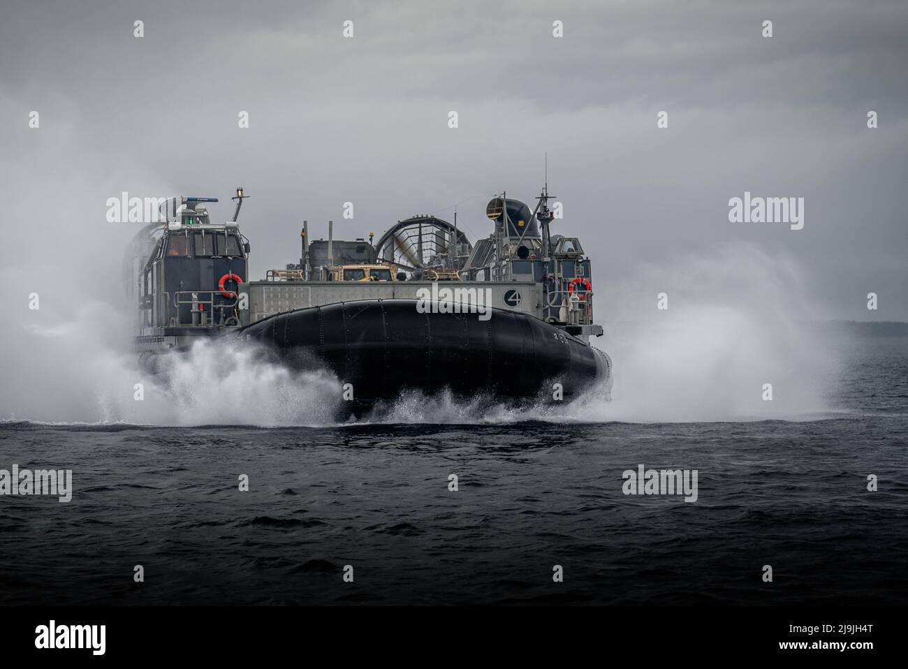 MAR BALTICO (20 maggio 2022) – l'imbarcazione di atterraggio, Air Cushion, attaccata all'Assault Craft Unit 4, lanciata dalla nave d'assalto anfibio di classe Wasp USS Kearsarge (LHD 3), esegue manovre da nave a riva il 20 maggio 2022. Il gruppo Kearsarge Amphibious Ready e l'unità Marine Expeditionary 22nd, sotto il comando e il controllo della Task Force 61/2, è in fase di dispiegamento programmato nell'area delle operazioni U.S. Naval Forces Europe, impiegata dalla U.S. Sesta flotta per difendere gli interessi degli Stati Uniti, degli alleati e dei partner. (STATI UNITI Foto Navy di Mass Communication Specialist 3rd Class Taylor Parker) Foto Stock