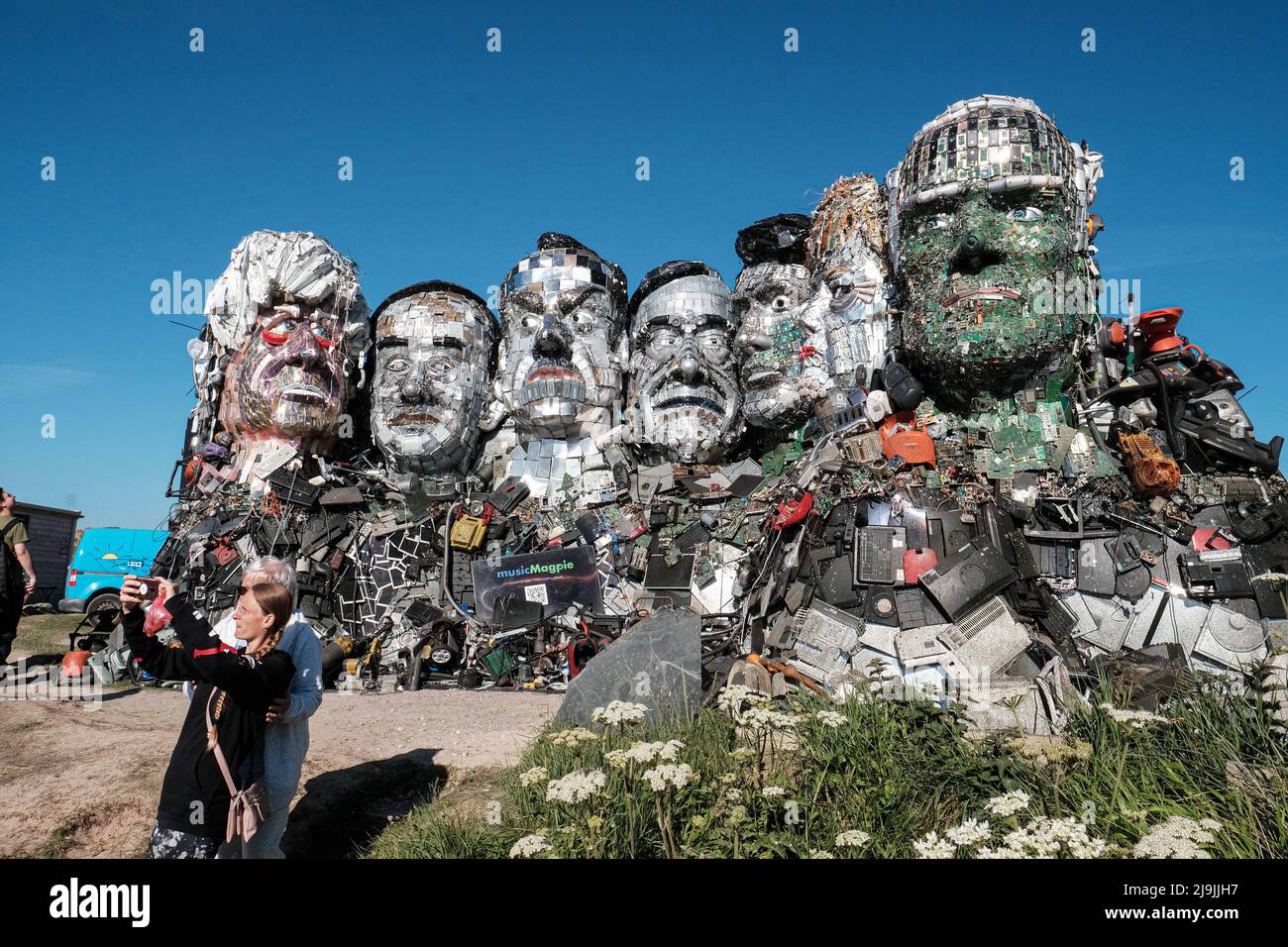 St Ives, Regno Unito. 12th giugno 2021. A St Ives, Cornovaglia, durante il vertice del G7 è stata creata una gigantesca installazione simile ai leader delle 7 Nazioni, che utilizza rifiuti elettronici per richiamare l'attenzione sull'impatto ambientale dello smaltimento dei dispositivi elettronici. (Credit Image: © Joe M o'Brien/SOPA Images via ZUMA Press Wire) Foto Stock