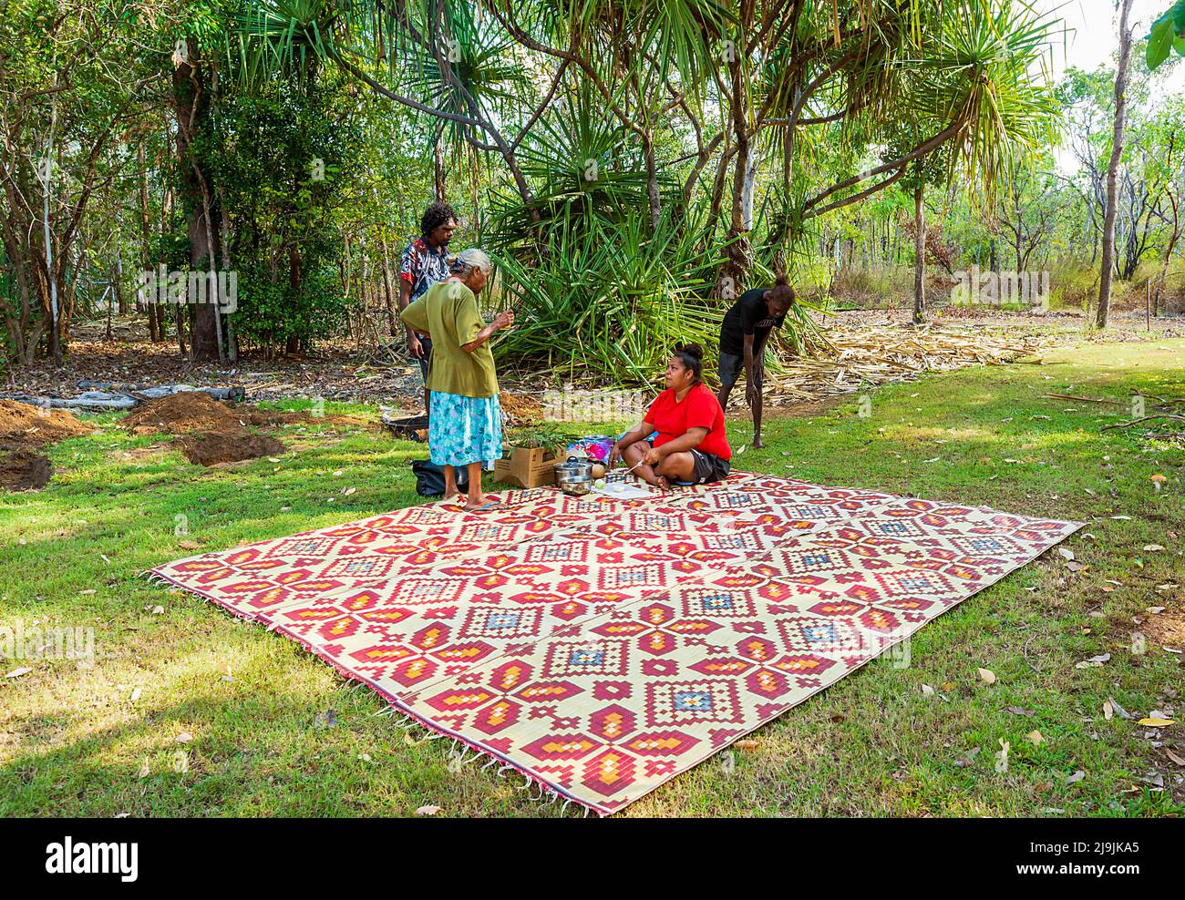 Un gruppo di aborigeni australiani che preparano cibo durante il Taste of Kakadu Festival, Cooinda, Kakadu National Park, Northern Territory, NT, Australia Foto Stock