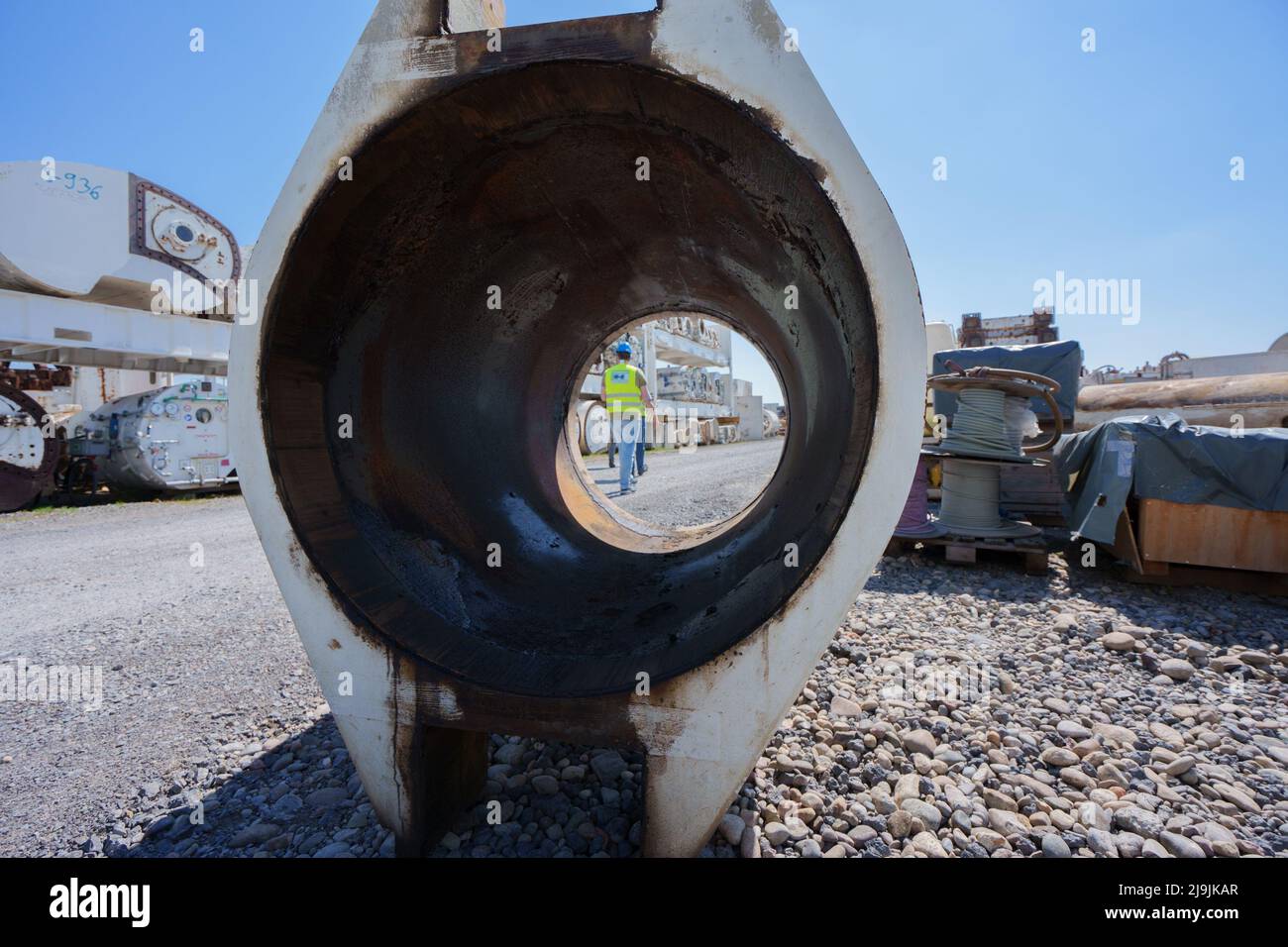 Kehl, Germania. 28th Apr 2022. Un tubo telescopico di un trasportatore a vite si trova nella sede di Herrenknecht AG Rebuild Services a Kehl. Qui, il costruttore di macchine alesatrici a tunnel disassembla le vecchie macchine nelle loro singole parti, le prepara e le riassembla. (A dpa 'trasformare vecchio in nuovo - dove le macchine noiose del tunnel sono sconcertate') credito: Benedikt Spether/dpa/Alamy Live News Foto Stock