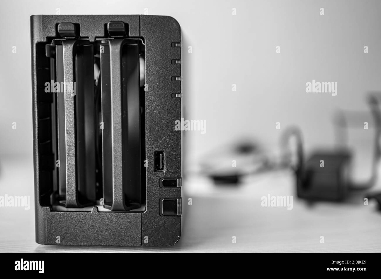 NAS di storage collegato in rete con configurazione a singolo alloggiamento in un ufficio domestico e ridondanza del lavoro remoto Foto Stock
