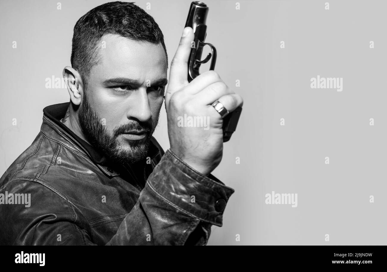 uomo serio con pistola pronta a sparare. sparare. concentrato sul bersaglio. copia spazio. Istruzione di caccia. Pistola in mano di sparatutto. Uomo che spara dalla pistola. Uccidi Foto Stock