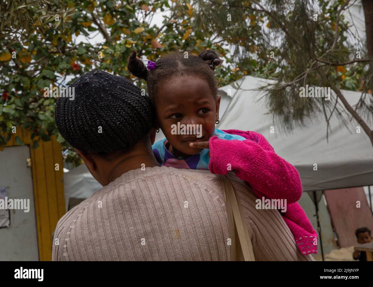 Tijuana, Messico. 21st maggio 2022. Una ragazza di Haiti grida di avvertimento per l'eruzione del fuoco all'ostello migrante di Agape. "Sono esposto allo stesso pericolo qui come nel mio paese", dice una donna migrante all'ostello. (Al dpa 'sentenza asilo negli USA: I migranti si vedono minacciati e discriminati') Credit: Aimee Melo/dpa/Alamy Live News Foto Stock