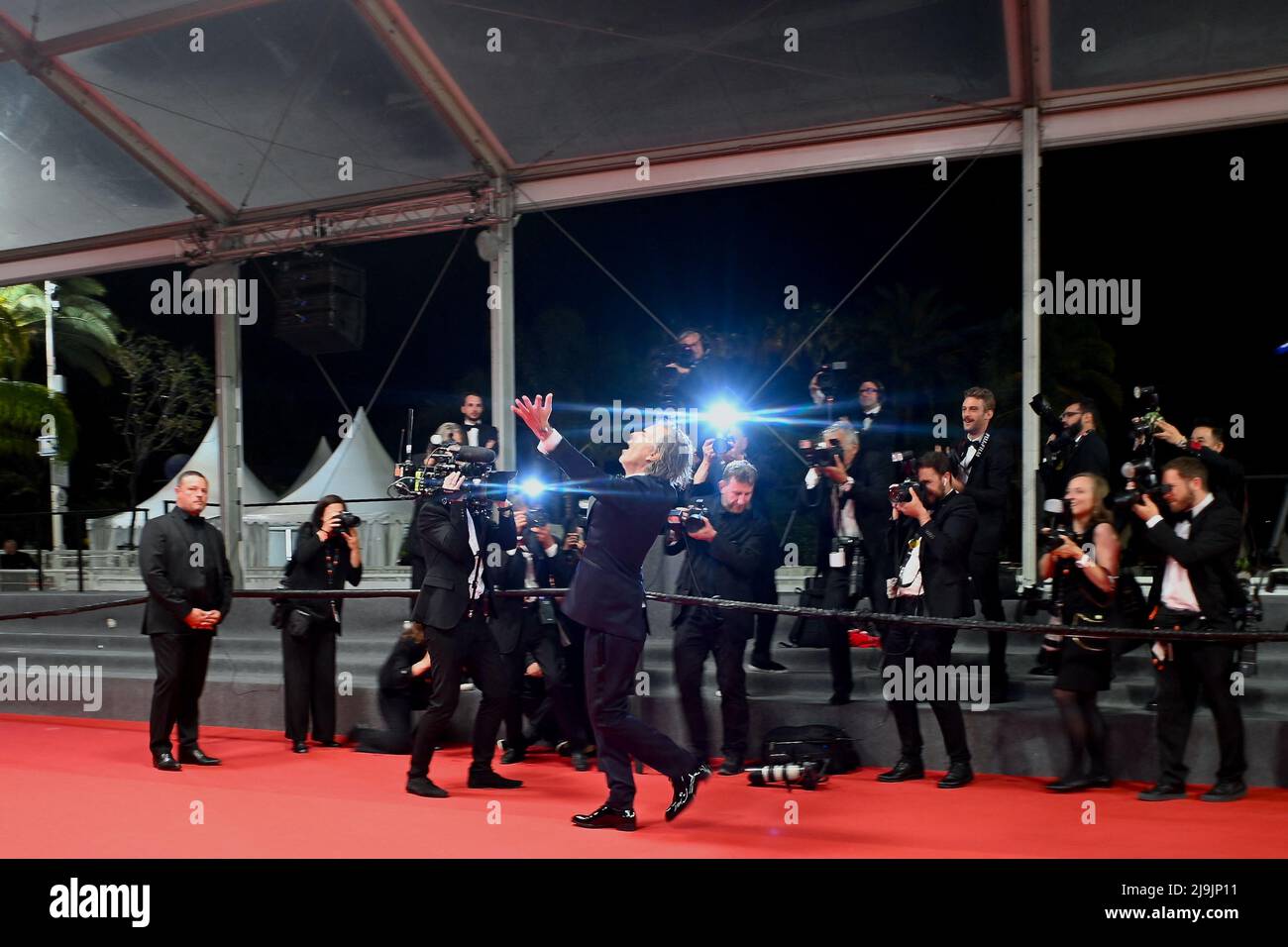 Cannes, Francia. 23 maggio 2022, il direttore Brett Morgen balla il tappeto durante la proiezione di 'Moonage Daydream' durante il festival annuale del cinema di Cannes 75th al Palais des Festivals il 23 maggio 2022 a Cannes, Francia. Foto di Luc Castel/ABACAPRESS.COM Foto Stock