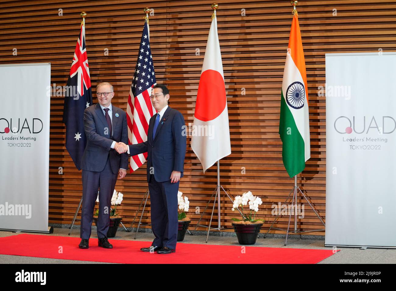 Tokyo, Giappone. 24th maggio 2022. Il primo Ministro del Giappone Fumio Kishida (R) dà il benvenuto al primo Ministro dell'Australia Anthony Albanese (L) all'ingresso dell'Ufficio del primo Ministro del Giappone a Tokyo. (Credit Image: © POOL via ZUMA Press Wire) Foto Stock