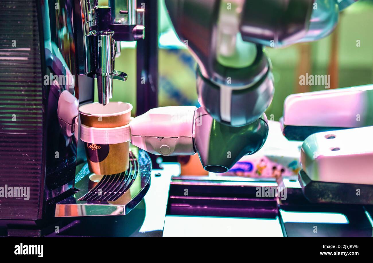 Tecnologia automatica nel negozio di bevande, intelligenza artificiale, braccio robotico che serve nel bar. Foto Stock