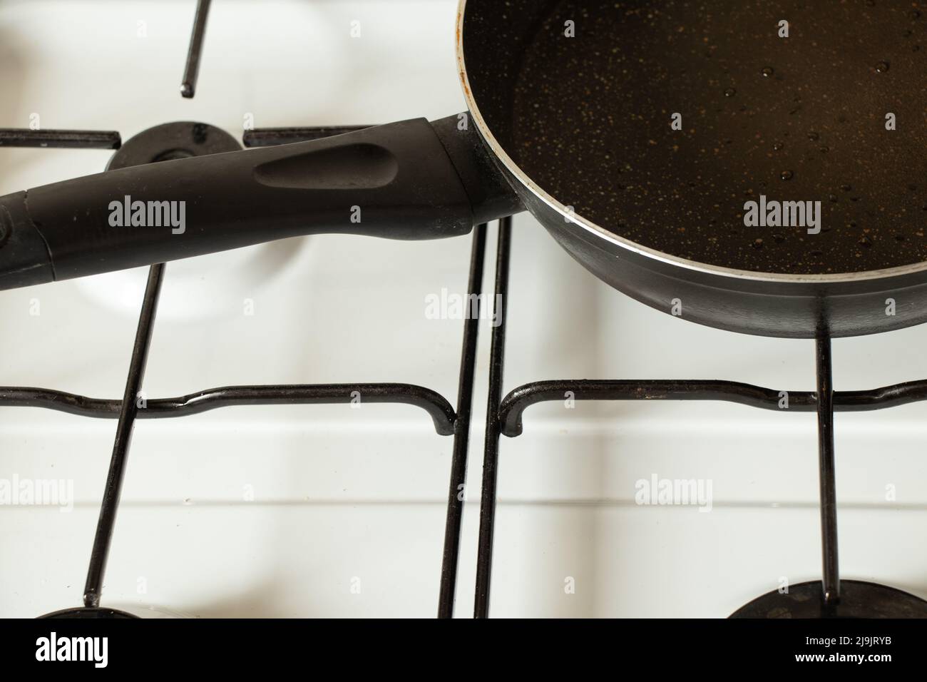 Una padella si trova su una stufa a gas a casa in cucina, utensili da cucina e elettrodomestici, cucina Foto Stock