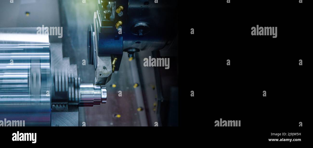 Tornio CNC che taglia la parte metallica filettata della vite, la produzione di componenti ad alta tecnologia Foto Stock